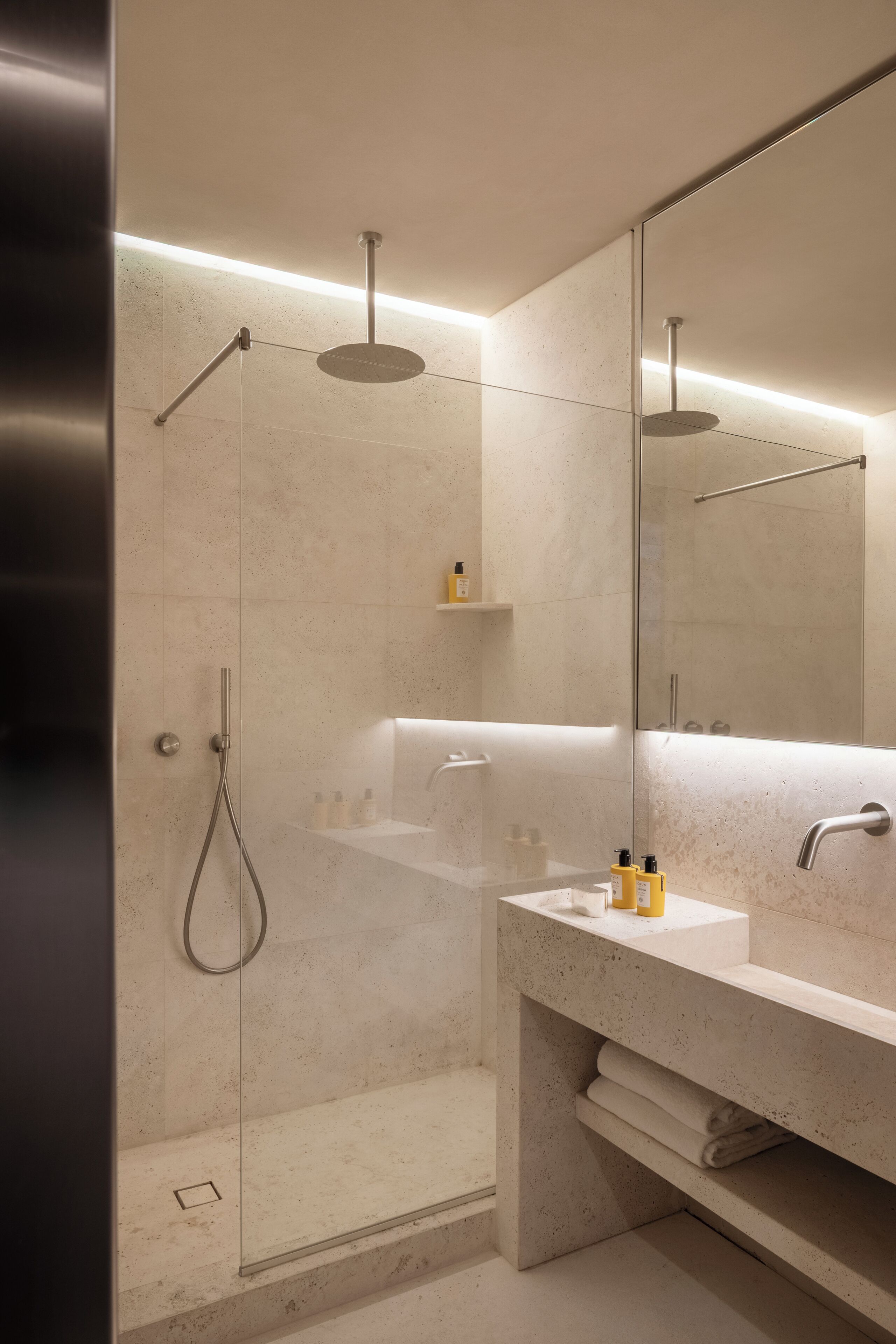 Caja fuerte, sistema de insonorización, wifi gratis