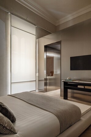 Habitación doble superior, vistas a la ciudad | Caja fuerte, mobiliario individual, escritorio