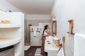 Ducha, secador de pelo, toallas, jabón