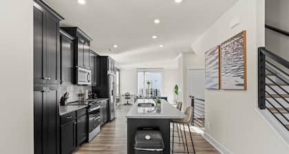 Luxe King 4BR Townhouse in Uptown CLT