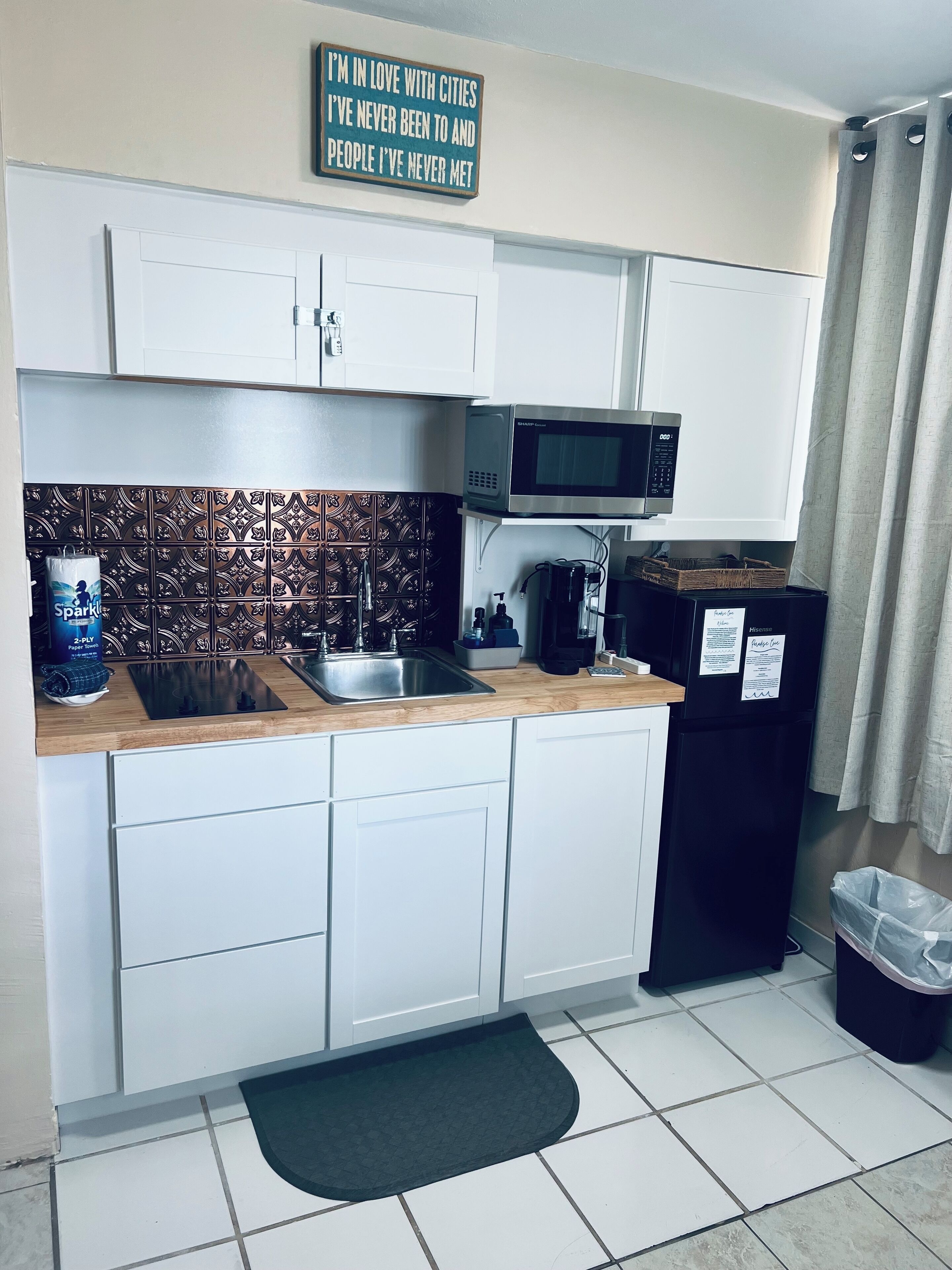 Refrigerador, microondas, parrilla de estufa y cafetera y tetera 