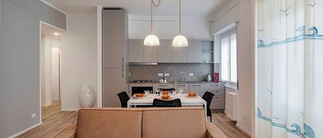 Appartement, 1 grand lit et 1 canapé-lit | Coin séjour | Télévision de 30 pouces avec chaßnes par satellite