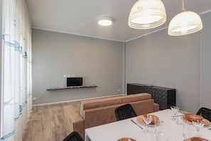 Apartamento, 1 cama Queen e sofá-cama | Área de estar | TV 30 polegadas com canais via satélite