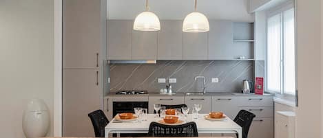 Refrigerador, horno, placa de cocina, lavavajillas