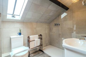 Shower, hair dryer, towels - Maple Cottage - Rural Charm - Broadway (Dumbleton)