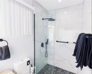 Hair dryer, towels, soap, toilet paper - Cozy 1-bedroom apartment in beautiful Grande Riviere with AC (Grande Riviere)