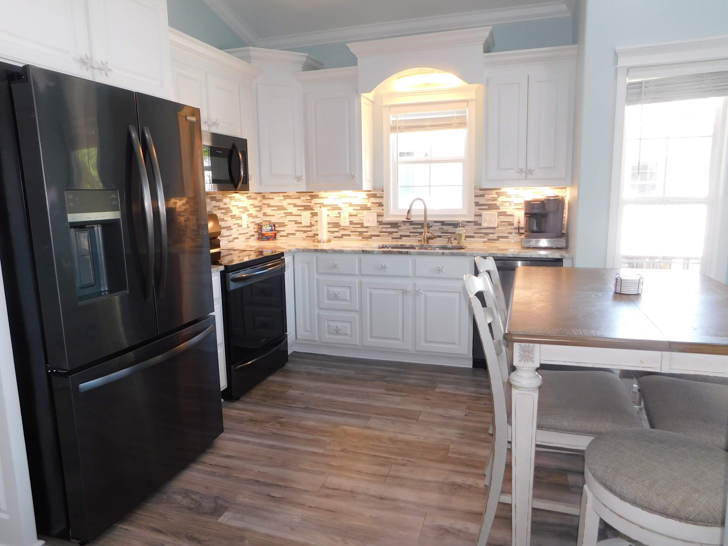 Kylskåp, mikrovågsugn, ugn och spishäll