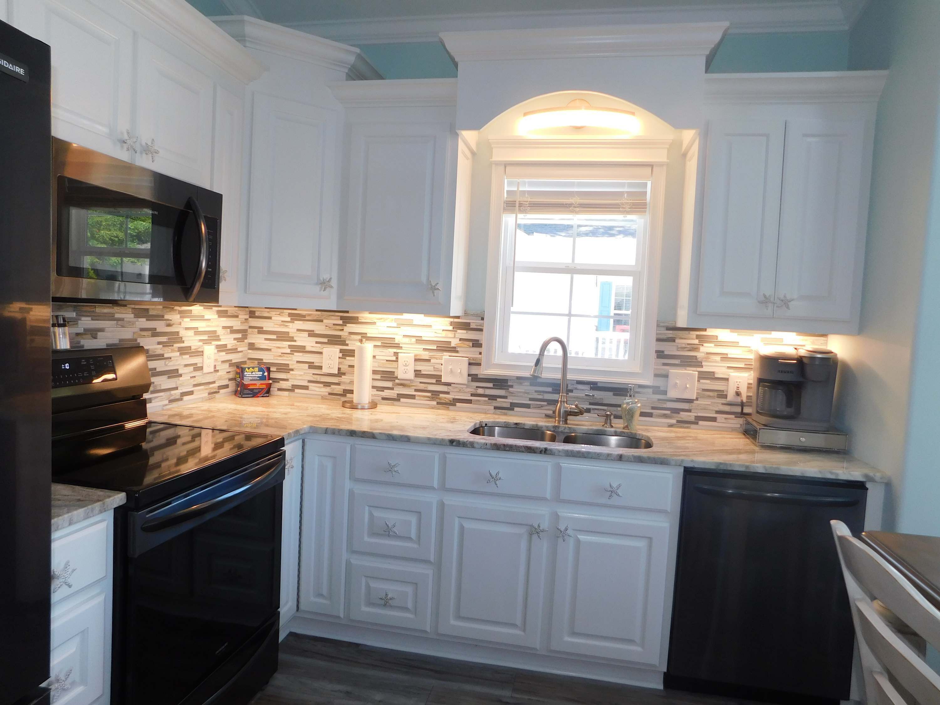 Refrigerador, microondas, horno y parrilla de estufa 