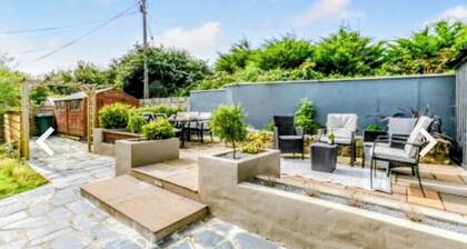 St Ives Countryside House with Games Room and Pool Table