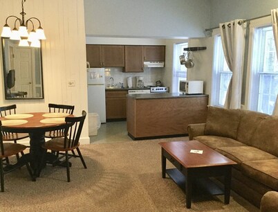 Crafts Inn, Hotel Suite with pool and hot tub.