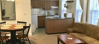 Crafts Inn, Hotel Suite with pool and hot tub.