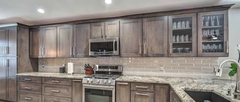 ثلاجة، ميكروويف، فرن، موقد طهي مسطح