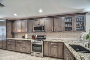 Kjøleskap, mikrobølgeovn, ovn og kokeplater