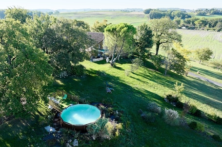 Pool. Pech Chabrol: Family Cottage with Pool and Vineyard View