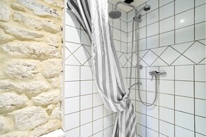 Shower, towels - Pech Chabrol: Family Cottage with Pool and Vineyard View (Ribagnac)
