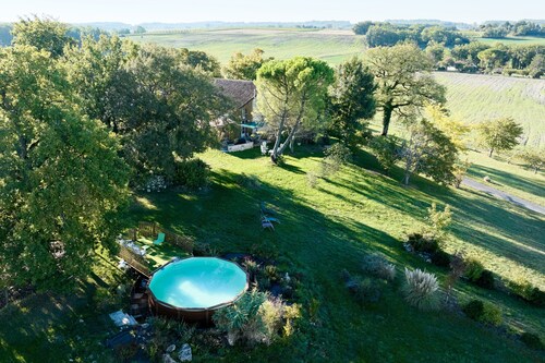 Pech Chabrol: Family Cottage with Pool and Vineyard View