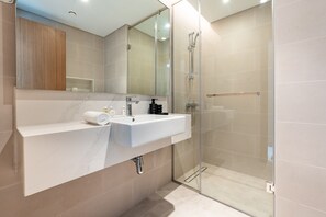 Dusche, kostenlose Toilettenartikel, Haartrockner, Bidet