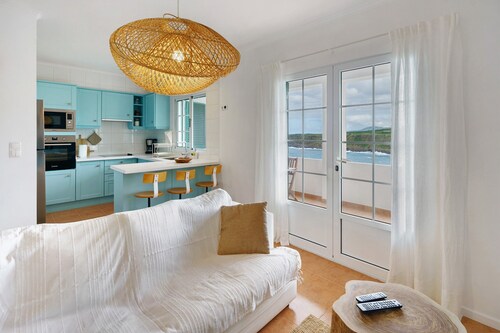 Apartment 'Beach House - Mountain and Ocean' with Sea View, Balcony and Wi-Fi