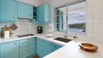 Coffee/tea maker, fridge, microwave, oven