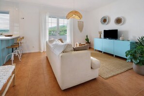 TV - Apartment 'Beach House - Mountain and Ocean' with Sea View, Balcony and Wi-Fi (Moinhos)