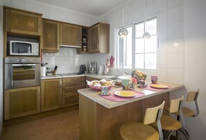 Private kitchen - Apartment 'Beach House - Mountain and Ocean' with Sea View, Balcony and Wi-Fi (Moinhos)