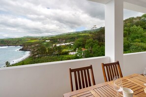 Outdoor dining - Apartment 'Beach House - Mountain and Ocean' with Sea View, Balcony and Wi-Fi (Moinhos)