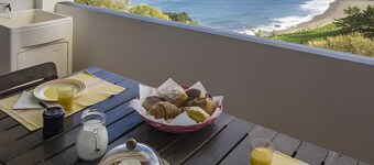 Apartment 'Beach House - Mountain and Ocean' with Sea View, Balcony and Wi-Fi