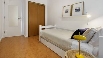 2 bedrooms, iron/ironing board, WiFi, bed sheets