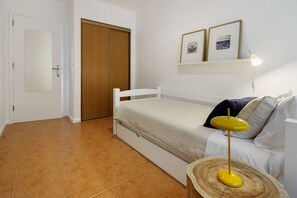 2 bedrooms, iron/ironing board, WiFi, bed sheets - Apartment 'Beach House - Mountain and Ocean' with Sea View, Balcony and Wi-Fi (Moinhos)