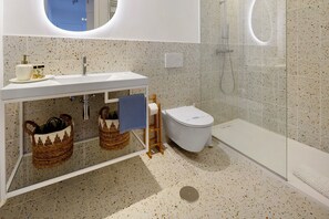 Shower, hair dryer, towels - Apartment 'Beach House - Mountain and Ocean' with Sea View, Balcony and Wi-Fi (Moinhos)