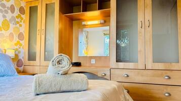 2 quartos, ferros/tábuas de passar roupa, berço de viagem