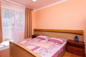 Iron/ironing board, WiFi, bed sheets