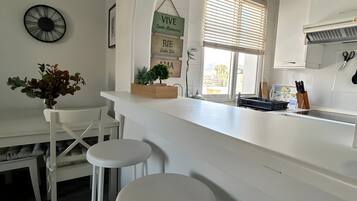 KĂŒhlschrank, Mikrowelle, Ofen, Herdplatte