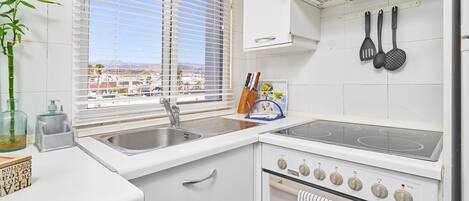 Frigorífico, microondas, horno y placa de cocina