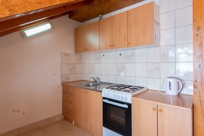 Kühlschrank, Ofen, Herdplatte, Wasserkocher mit Kaffee-/Teezubehör