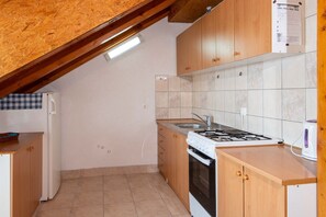 Fridge, oven, stovetop, coffee/tea maker