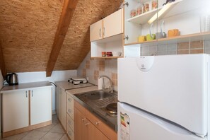 Kühlschrank, Herdplatte, Wasserkocher mit Kaffee-/Teezubehör, Toaster