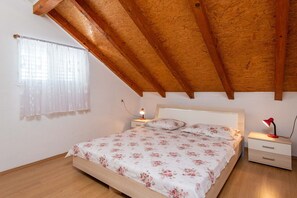 2 bedrooms, iron/ironing board, WiFi, bed sheets