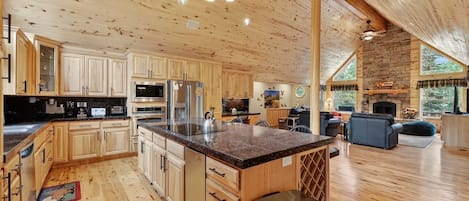 Jääkaappi, mikroaaltouuni, uuni, liesi