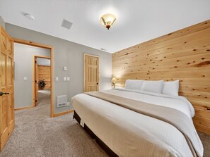 5 bedrooms, desk, WiFi, bed sheets