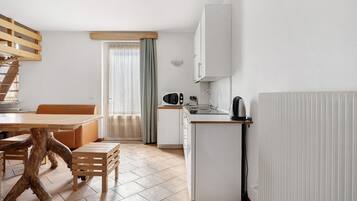 Kühlschrank, Herdplatte, Kochgeschirr/Geschirr/Besteck