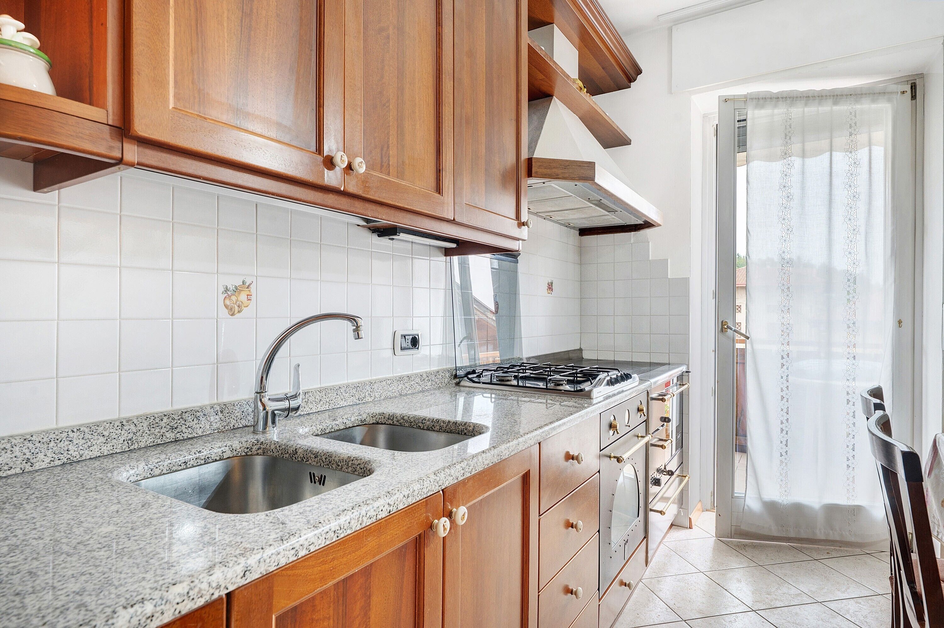 Refrigerador, placa de cocina, utensilios de cocina