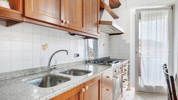 Refrigerador, placa de cocina, utensilios de cocina