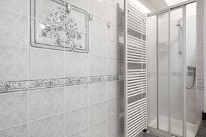 Shower, towels - Apartment 'Gianni' with Mountain View, Balcony and Wi-Fi (Coredo)