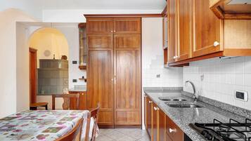 Kühlschrank, Herdplatte, Kochgeschirr/Geschirr/Besteck