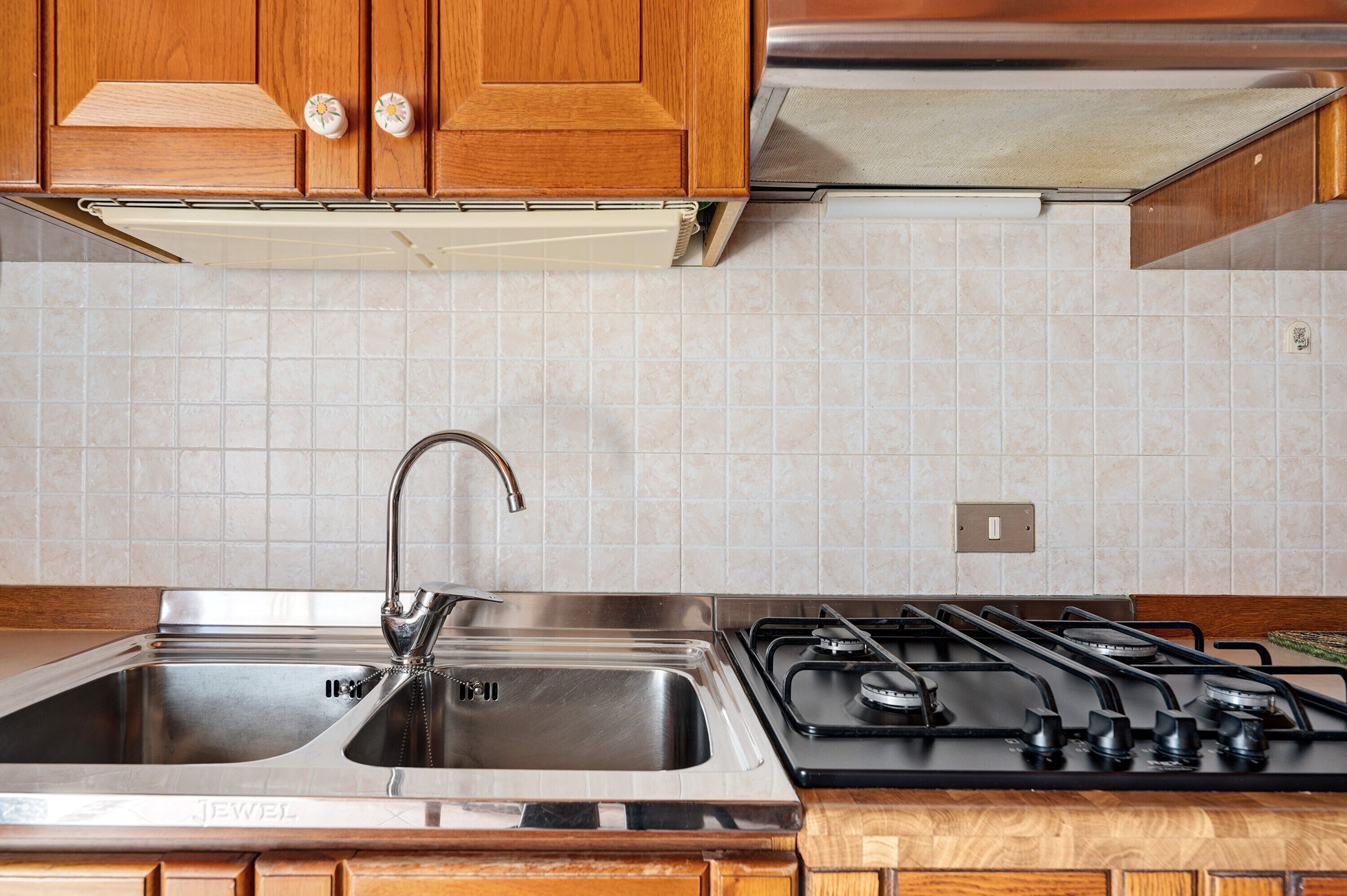 Refrigerador, placa de cocina, utensilios de cocina