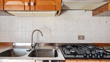 Refrigerador, placa de cocina, utensilios de cocina