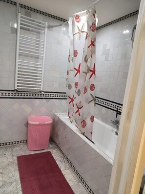 Appartement, 2 chambres, fumeur, balcon | Salle de bain | Papier de toilette