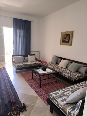 Appartamento, 2 camere da letto, fumatori, balcone | Area soggiorno
