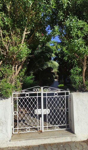 Apartment, 2 Bedrooms, Smoking, Balcony | Garden
